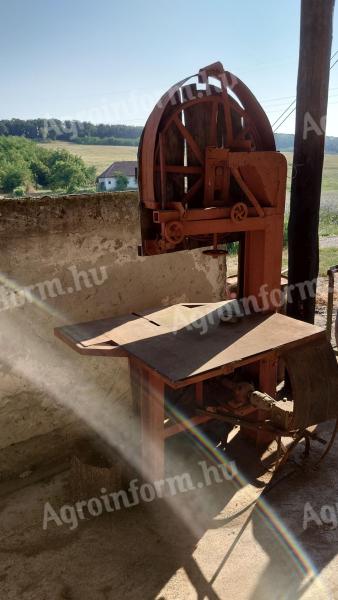 Ferăstrău cu bandă acționat de tractor