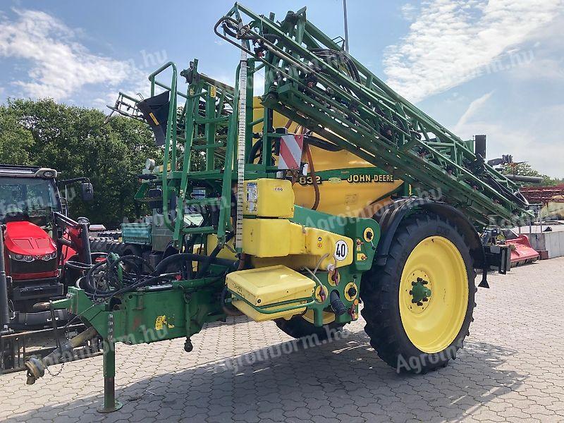 John Deere 832 poljski škropilnik