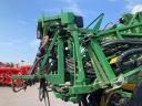 John Deere 832 field sprayer