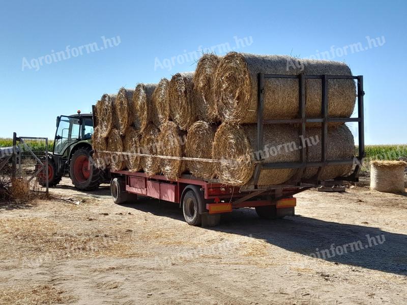 Ein Ballentransporter, der in einen Anhänger umgewandelt werden kann