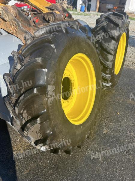 John Deere wheel set