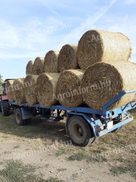 60 round bales of oat straw