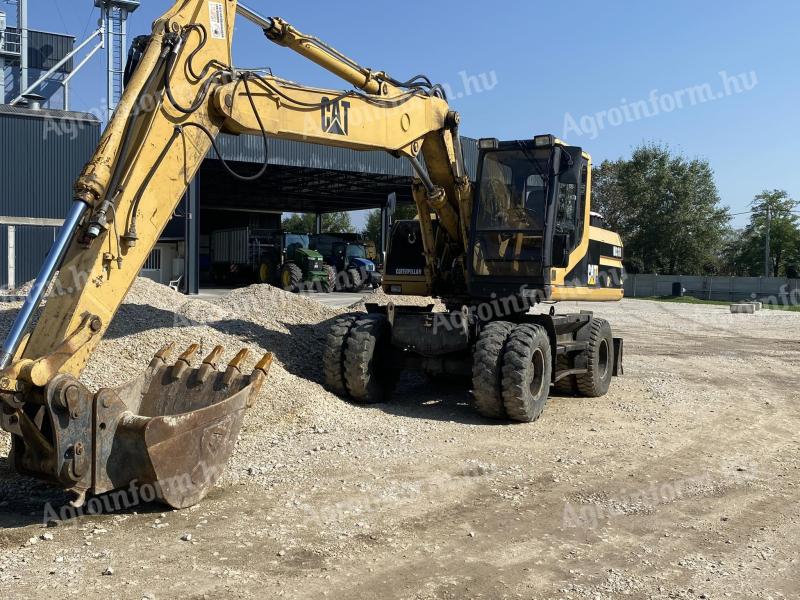 Caterpillar M318 self-propelled loader