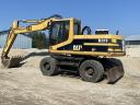 Caterpillar M318 self-propelled loader