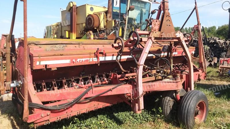 IH-6200 Seeder