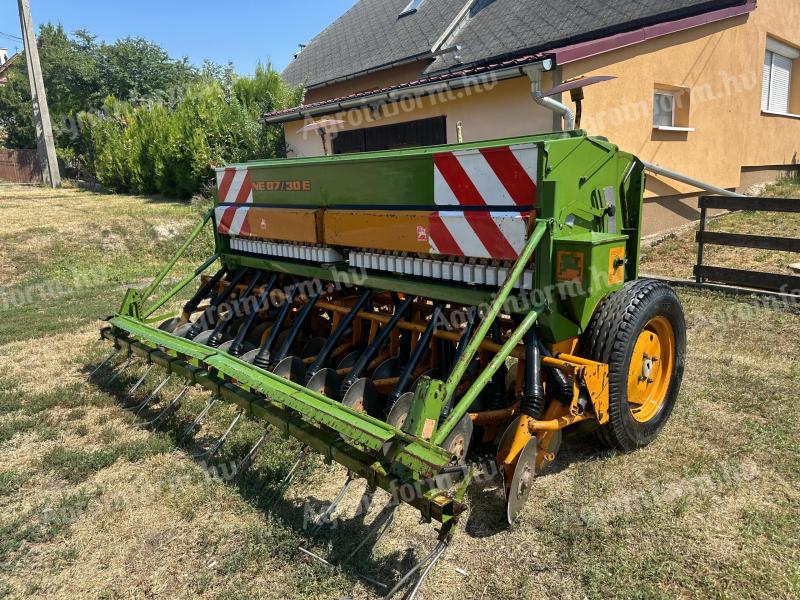 AMAZONE D7/30E disc grain drill