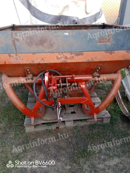 Sasform fertilizer spreader