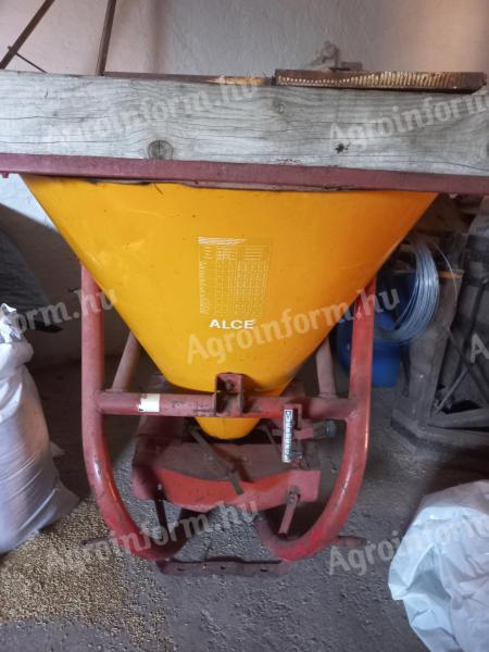 Fertiliser spreader