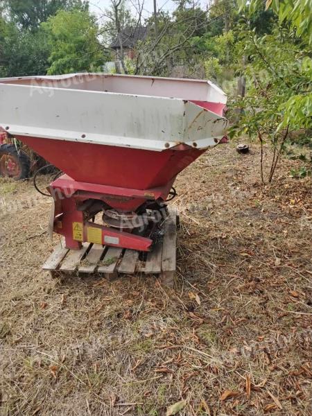 Fertilizer spreader