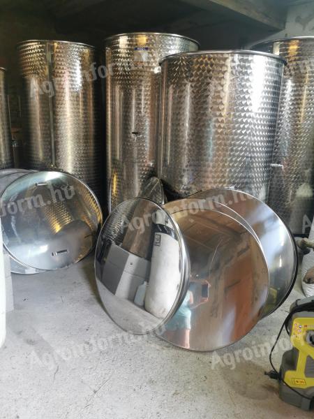 Stainless steel tanks 800 l, 600 l, 380 l