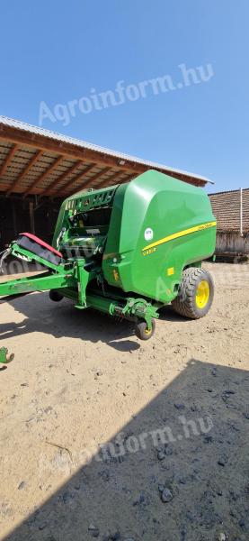 John Deere V451R baler