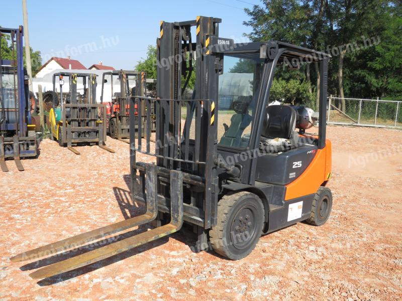 Doosan 2,5 T forklift truck