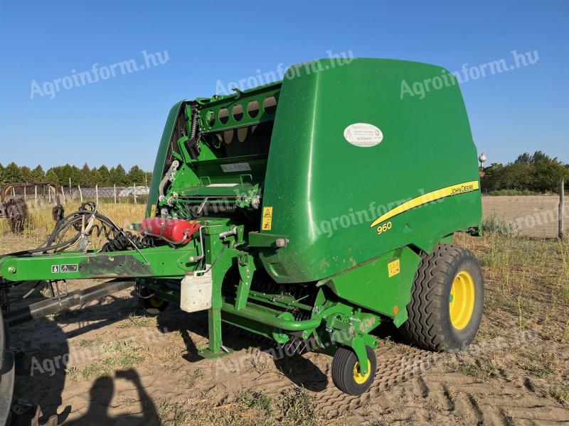 John Deere 960 round baler