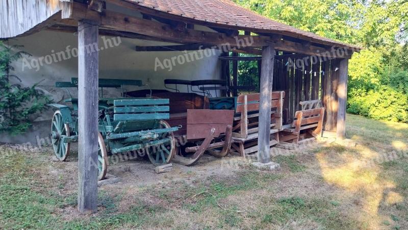 Horse-drawn carriage, wagon, wooden wheel, horse-drawn carriage with yoke