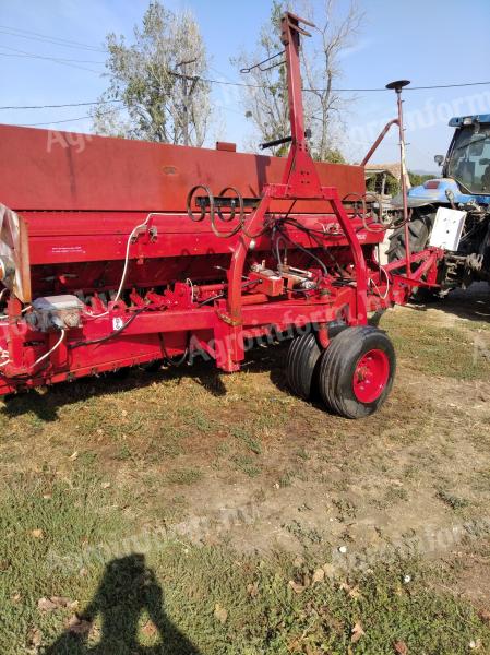 IH 6200A Seeder