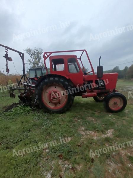 MTZ 50 z vlačilcem hlodovine