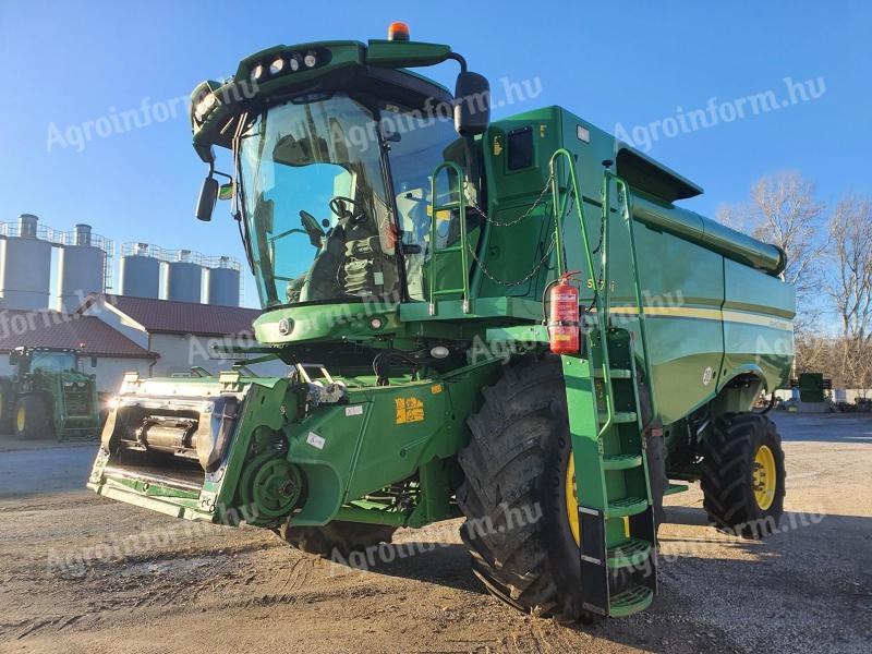 John Deere S670i all-wheel drive combine