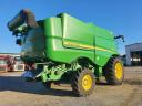 John Deere S670i all-wheel drive combine