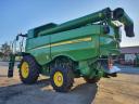 John Deere S670i all-wheel drive combine