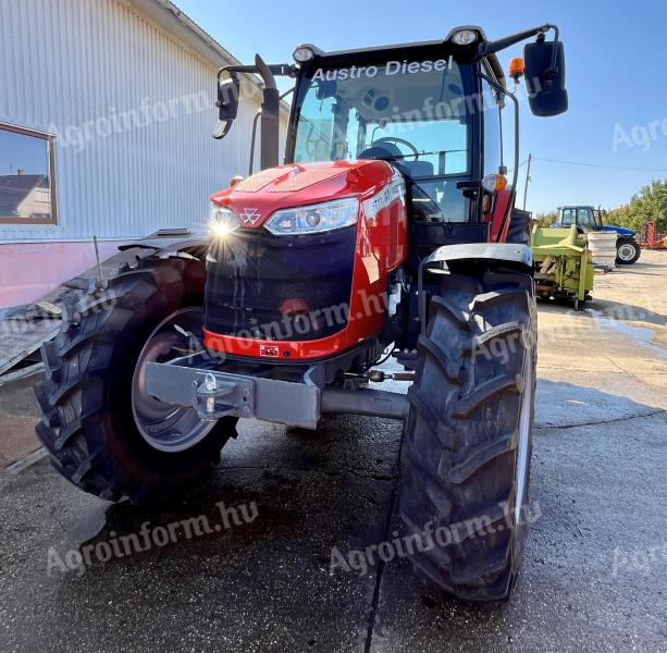 Massey Ferguson 5711M - traktor