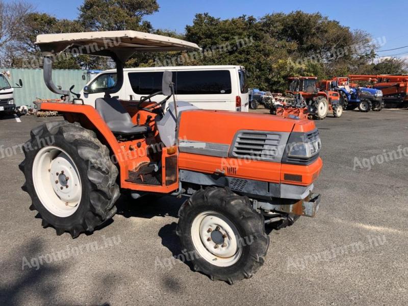 Japonský malotraktor Kubota 32LE PowerShift s dodávkou zdarma, plně servisovaný