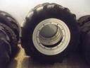 Zu verkaufen ist ein 14,9 R 30 montiertes Rad mit 90 % Gummi, New Holland-Felge