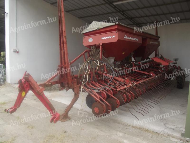 Kverneland Accord grain drill for sale