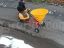 Towed salt and fertilizer spreader / Zagroda 5236aT