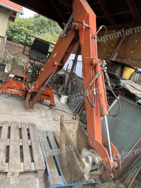 Tractor încărcător de containere