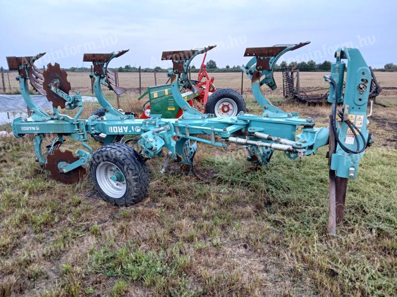 Reversible plough with slotted steering plate 4 heads