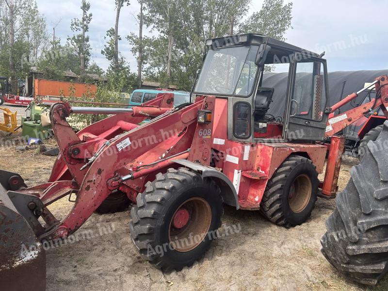 Gehl 608 combine harvester