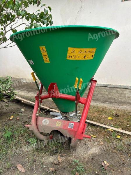 Fertilizer spreader