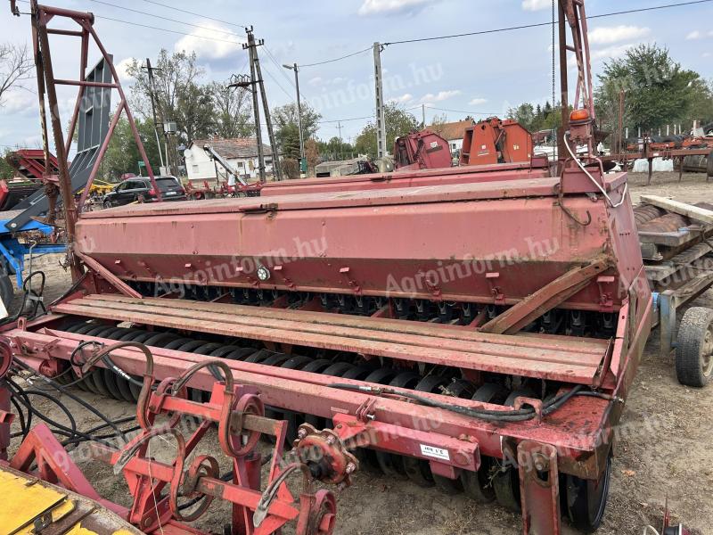 Kühne IH 6200 grain drill