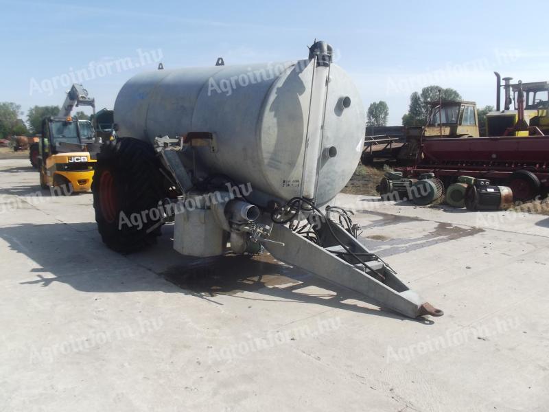 8000 litres with discharge frame for sale (pump in pieces)