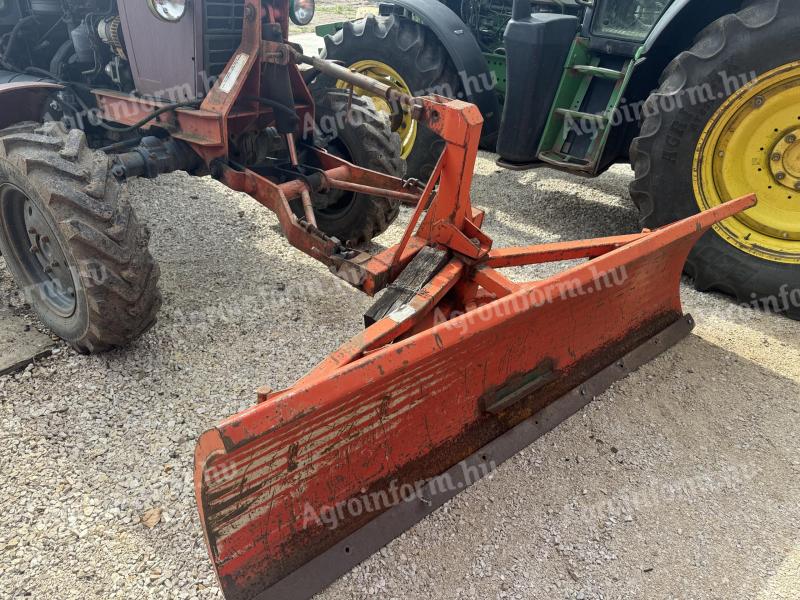 Belarus MTZ tractor front hydraulic reversing plate