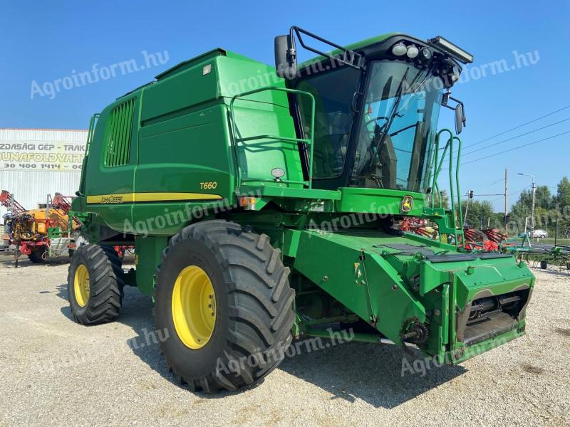 John Deere T660 combine