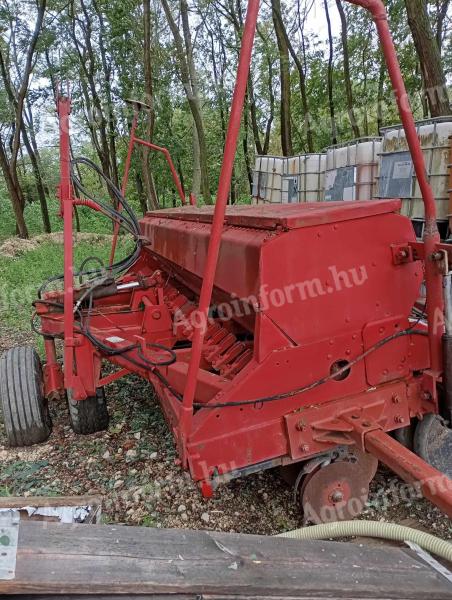 IH 6200 grain drill