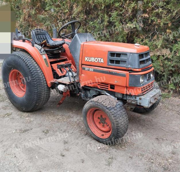 Traktor Kubota s samostojno, domačo kabino za prodajo