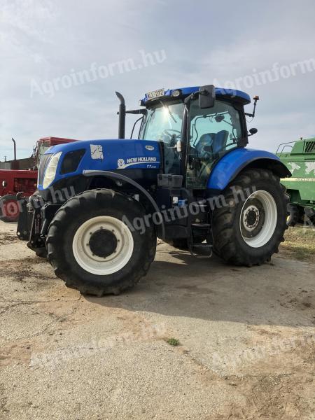 New Holland T7235