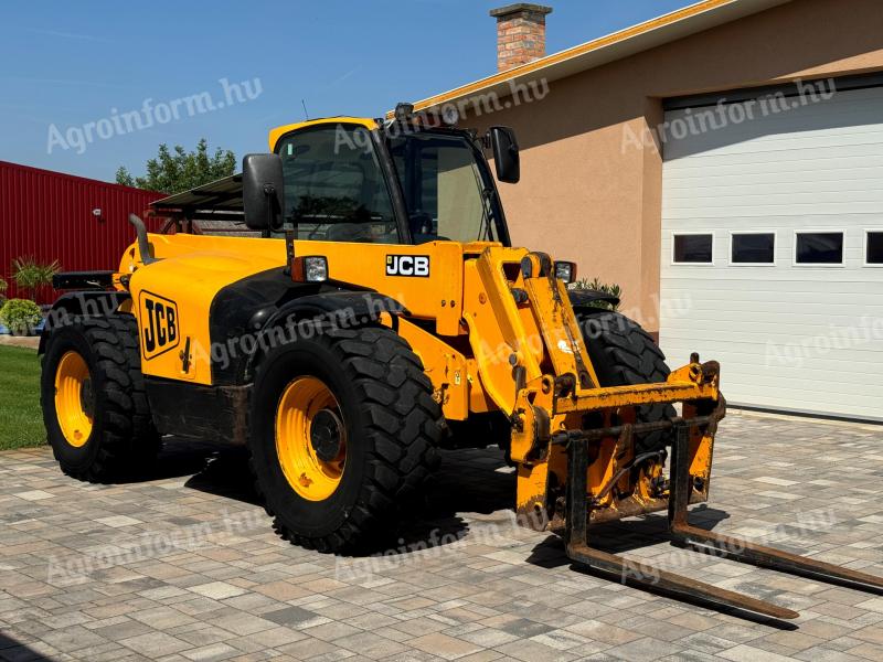 Teleskopický nakladač JCB Loadall 541-70