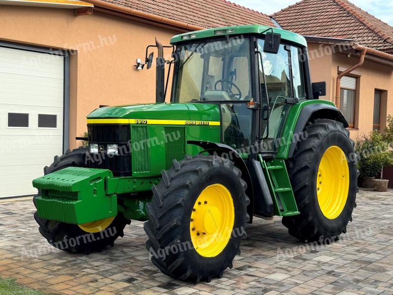 John Deere 6910 S tractor