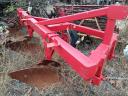 2 3 head ploughs Vogel Noot and IH