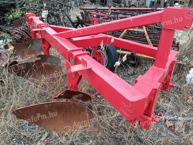 2 3 head ploughs Vogel Noot and IH