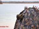 Stehender und sitzender Naturfotograf und Jäger