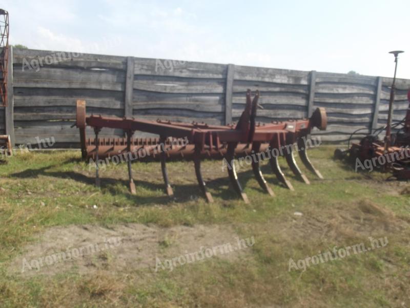 For sale IH 9 knife subsoiler with ploughing roller