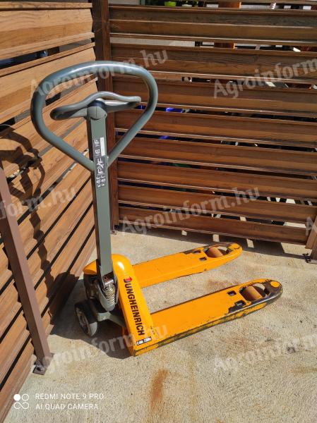 Jungheinrich pallet truck with short fork (80 cm)