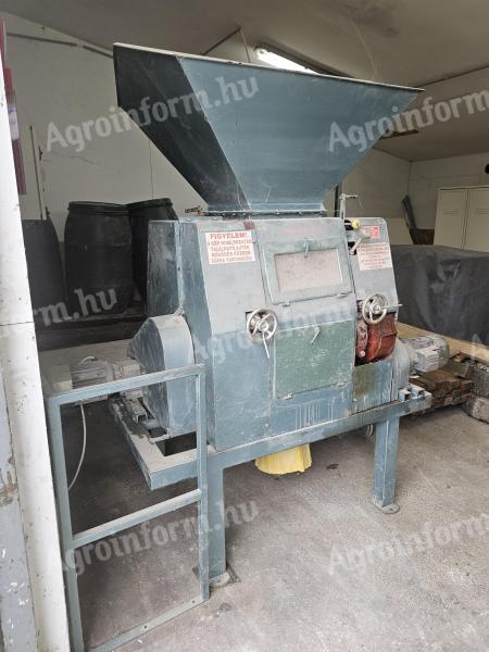 Milling roller mill (crop grinder)