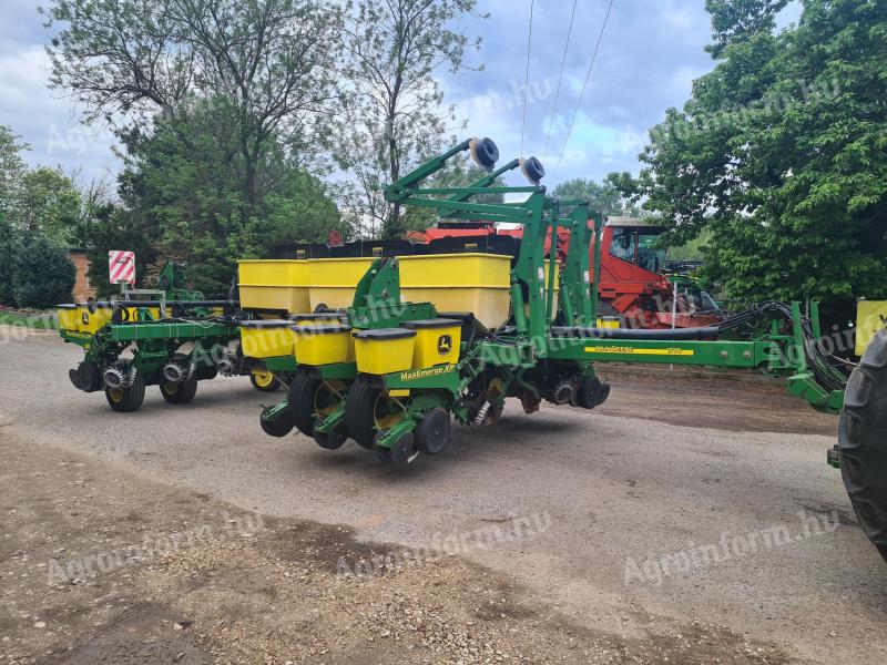 John Deere 1770, 12 row seeder