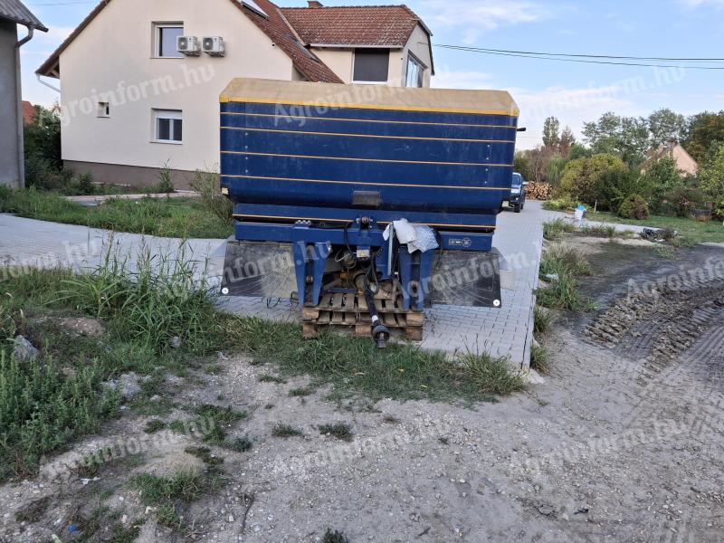 Bogball fertilizer spreader