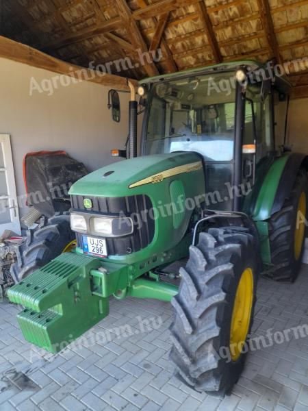 John Deere 5820